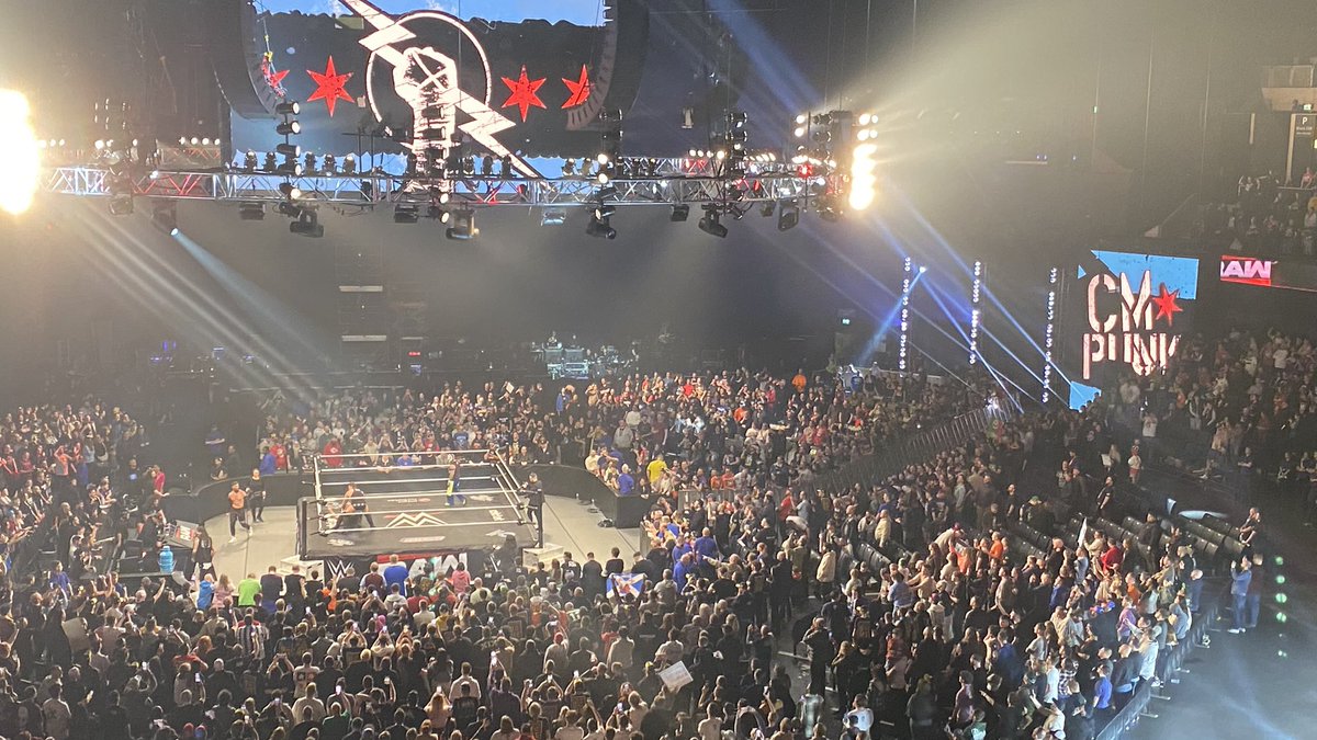 ItsNealHannah's tweet photo. #WWERaw  brilliant night in Glasgow! https://t.co/IrggLMTURd