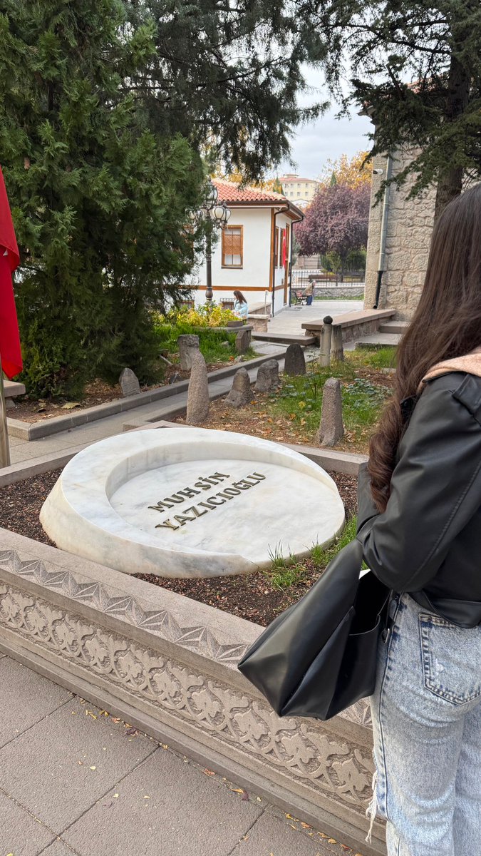 Ben tertemiz ellerimi size uzatıyorum 
Bu eller kire bulaşmadı , 
İhanete ortak olmadı .
Bu eller tertemiz bir mazinin 
Hatıralarıyla dolu …
Sen konuşsaydın biz dinleseydik, sen yaşasaydın biz ölseydik.
#MuhsinYAZICIOĞLU #MuhsinYazıcıoğlu