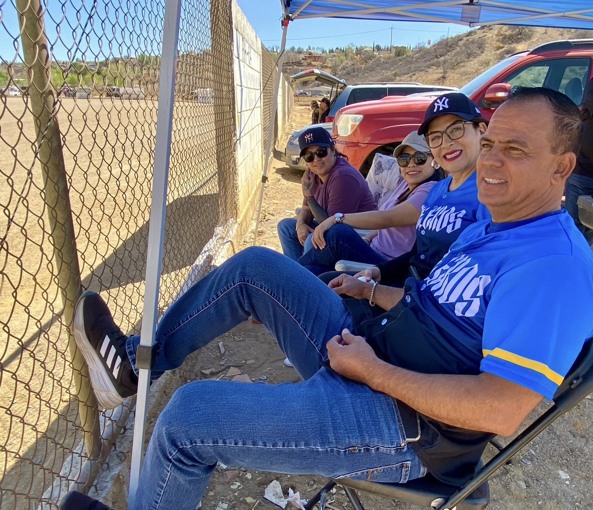 Esme_gonztap's tweet photo. Una tarde hermosa con parte de mi familia viendo al #ReydeLosDeportes al #Basebol, primer juego de la Liga de Veteranos de Cananea https://t.co/vhTaOgrKit