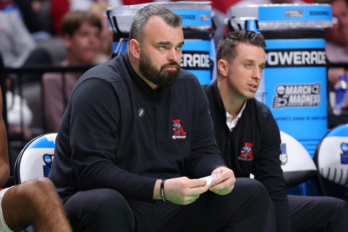 🚨South Florida will hire Arkansas State's Bryan Hodgson as its next head basketball coach. per <a href="/JonRothstein/">Jon Rothstein</a> #USF #GoBulls