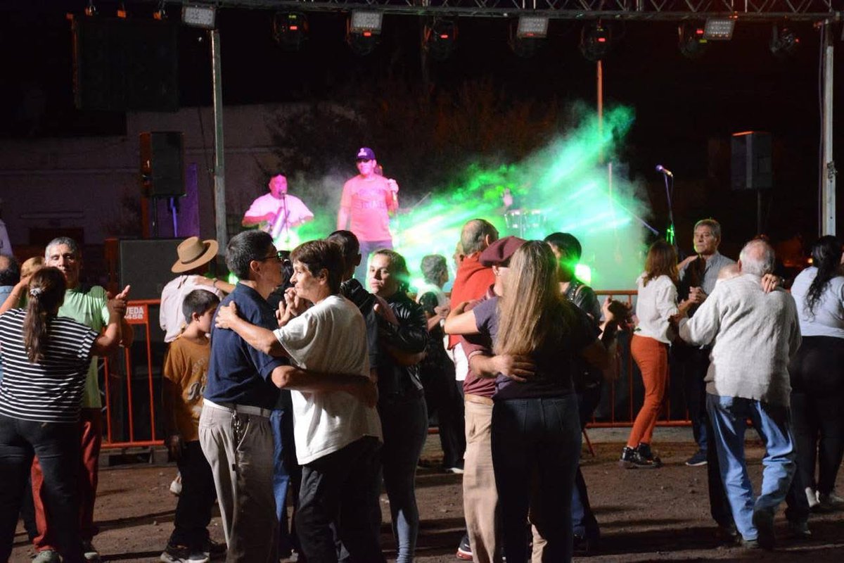 Hermosa noche de sábado en las Patronales de Villa Lía!
Mucha música, lleno de puestos de artesanos y gastronomía para elegir, se pudo disfrutar mucho!!!🎼🕺🏻🎤❤️🎉🥁💃🏻