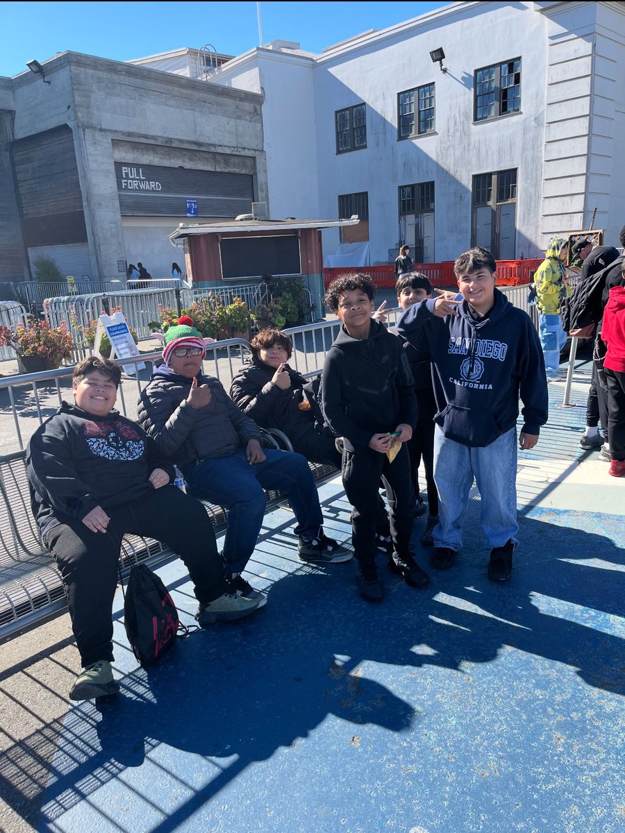 MustangsPHMS's tweet image. It was a beautiful day on the Bay today! Our 6th grade visited Alcatraz. #PHMSMustangsPRIDE 💚🐎 @MtDiabloUSD