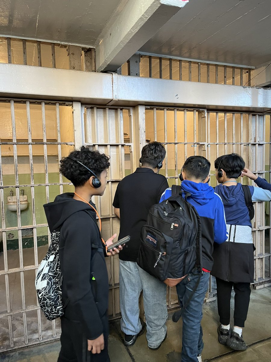 MustangsPHMS's tweet image. It was a beautiful day on the Bay today! Our 6th grade visited Alcatraz. #PHMSMustangsPRIDE 💚🐎 @MtDiabloUSD