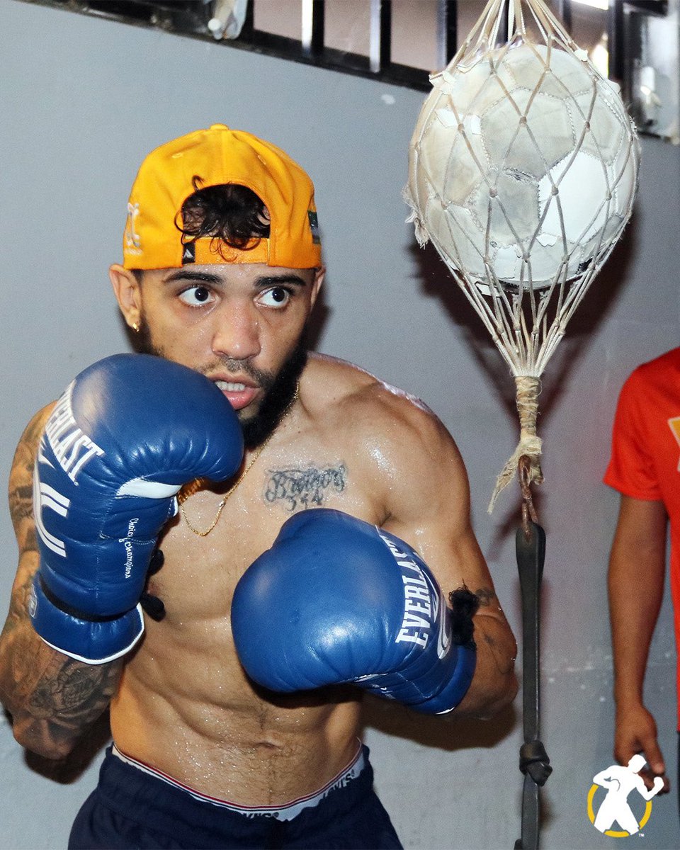 GoldenBoyBoxing's tweet image. Oscar Collazo with the finishing touches on camp before heading out to Cancun! He takes on Mexico's Edwin Cano in the co-main event!! 🇵🇷 🆚 🇲🇽

#ZepedaFarmer2 | #TheREMATCH LIVE on DAZN March 29