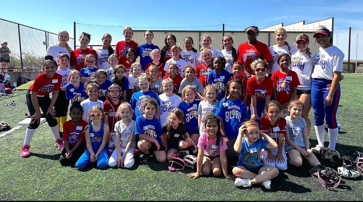 VivianMckernan's tweet image. always a great time helping 40 little ballers get better. Loved the opportunity to give back and grow the game yesterday. #keepgrowingthegame #GiveBack @cedricc07734293 @16uTxGlory