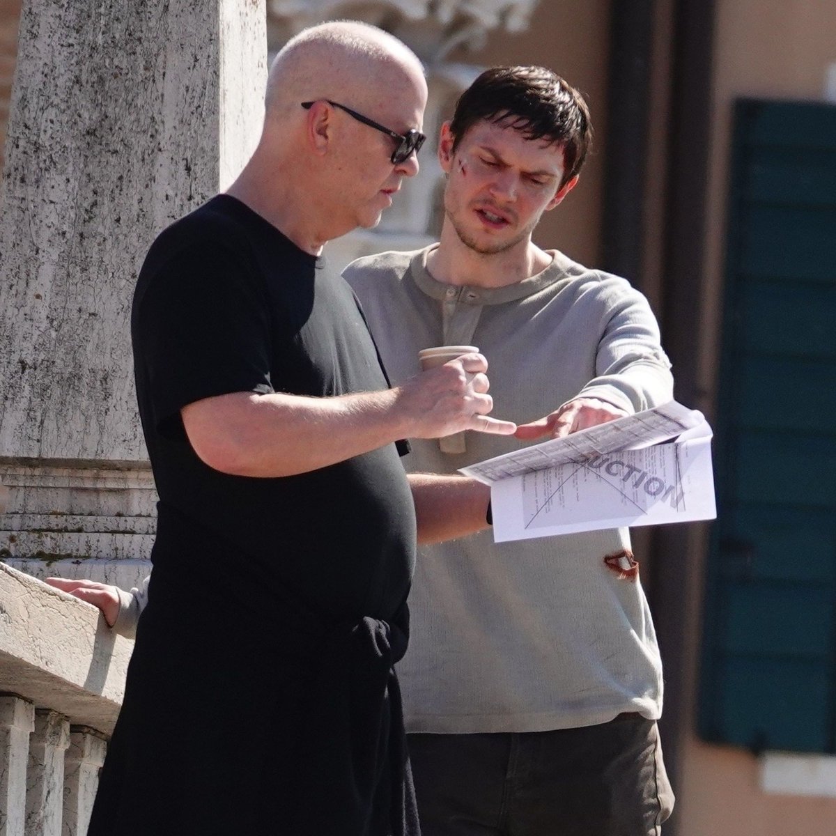 🚨+45 Imagens UHQs do Evan Peters ao lado de Ryan Murphy gravando "The Beauty" em Venice Itália, 24/03! Acesse todas as fotos: evanpetersbr.com/galeria/thumbn…