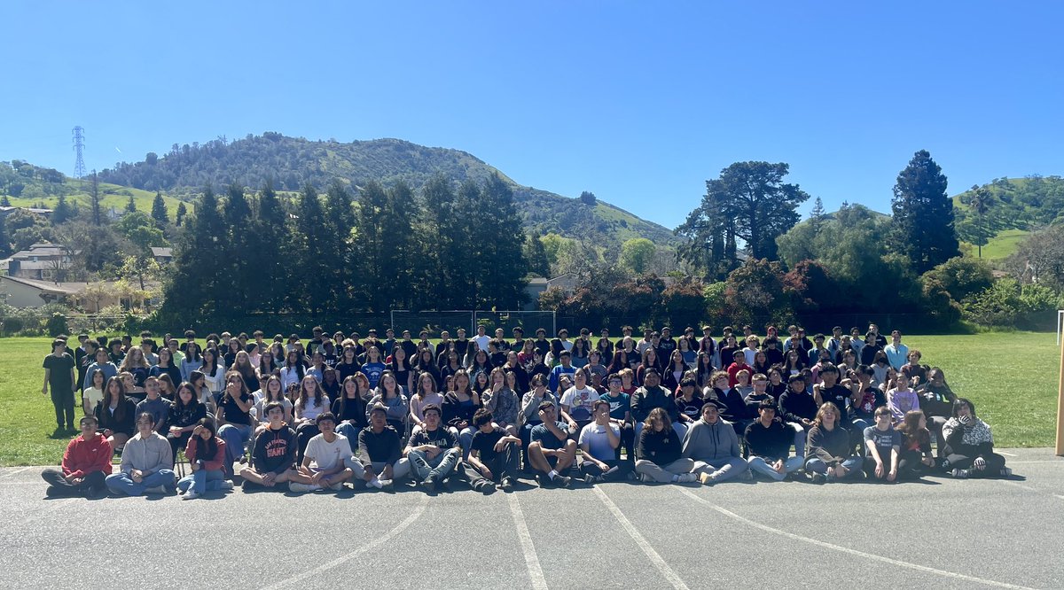 MustangsPHMS's tweet image. Panoramic pic time for our 8th graders! Where has the time gone? #PHMSMustangsPRIDE 💚🐎 @MtDiabloUSD