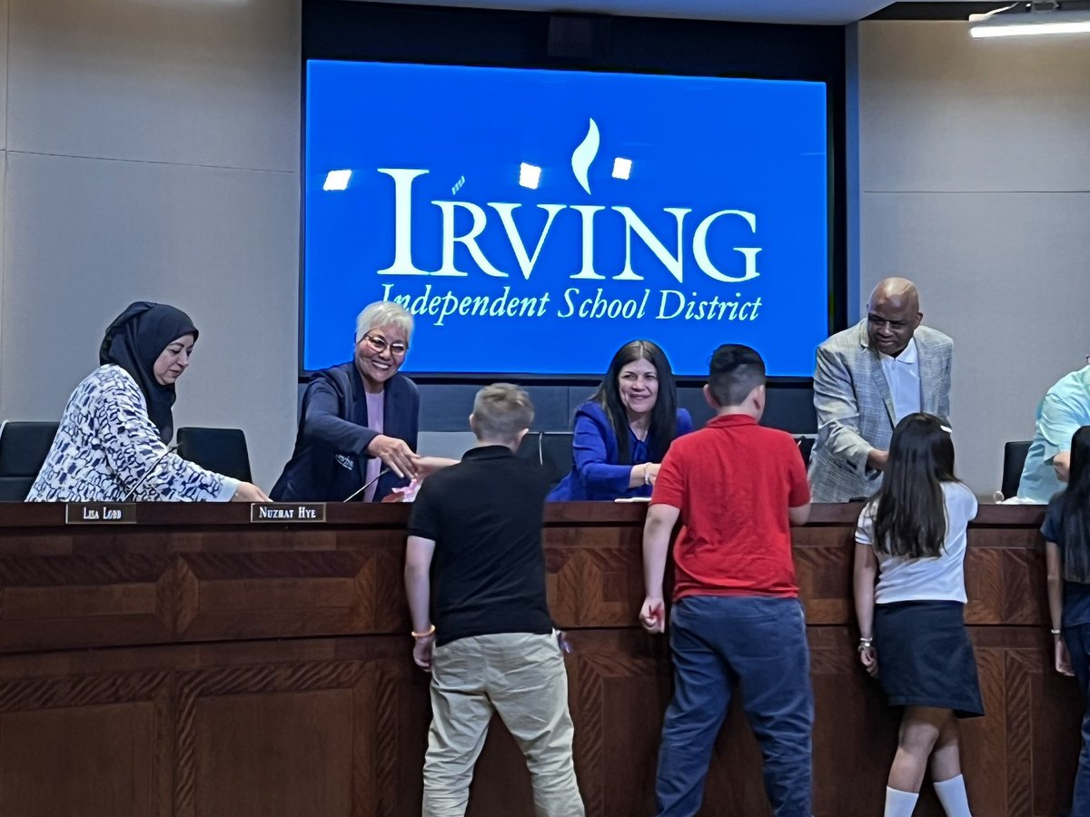 IrvingISD's tweet photo. A round of applause👏 for these amazing @BartonBuff students who led the pledges at tonight's school board meeting! 🇺🇸 https://t.co/hYkikMWX3q