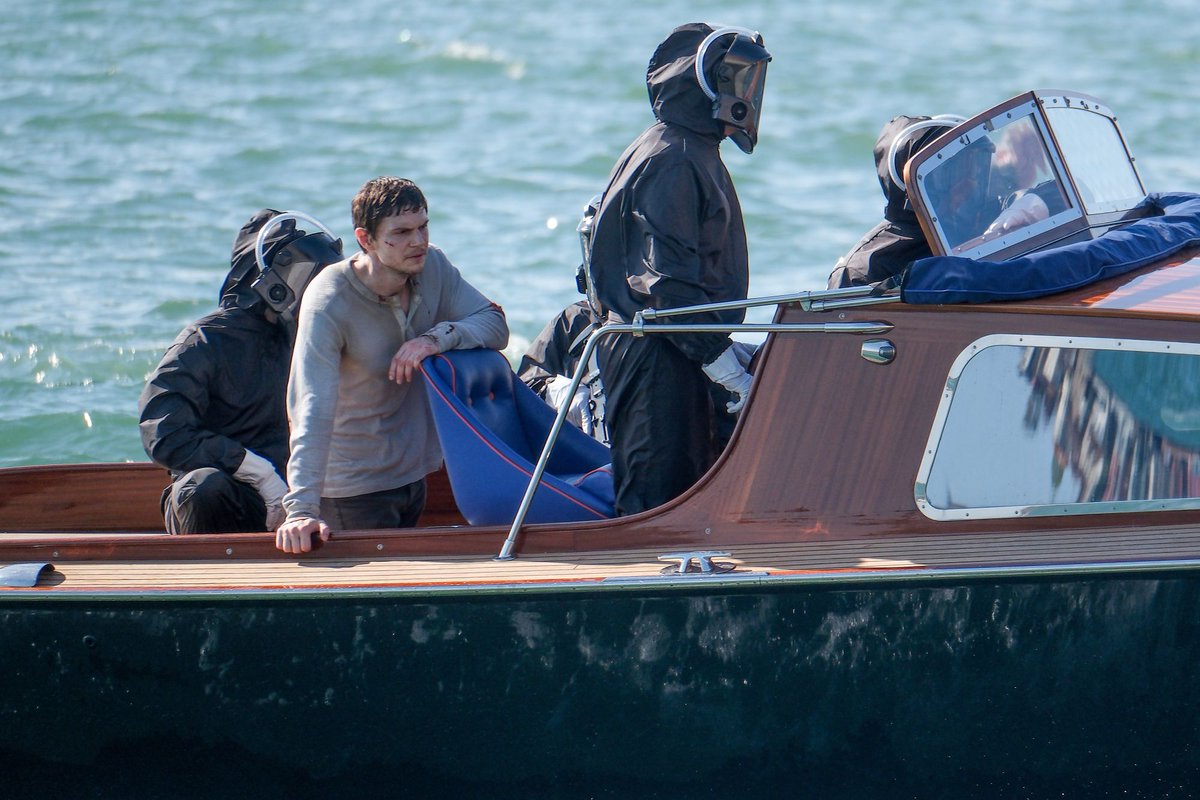 🚨🚨🚨 CONTÉM SPOILER! 
+ 8UHQs do Evan Peters gravando a série "The Beauty" em Venice, 24/03! 📸 Acesse todas as fotos: evanpetersbr.com/galeria/thumbn…