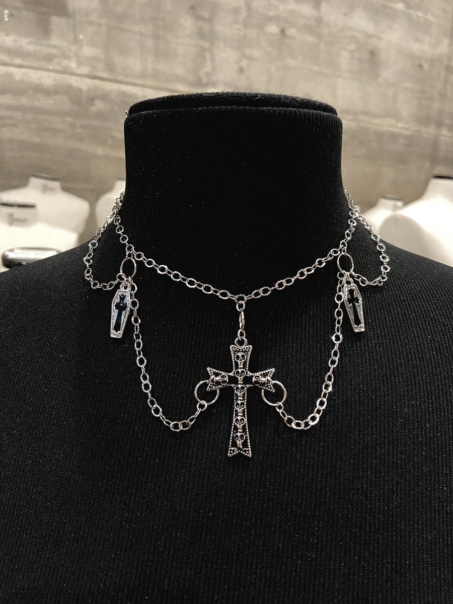 assinadowitch's tweet image. Eae galerinha do mau e muts trevosos! Sabiam que eu faço uns acessórios com uma pegada totalmente alternativa? Pois bem, minha marca se chama APARTAMENTO 6-1 (meia um) IG: @http.apt61 | Ajudem uma pobre artesã emo a chegar em outros emos-góticos-punks-grunges-e-cacetada 👉🏻👈🏻