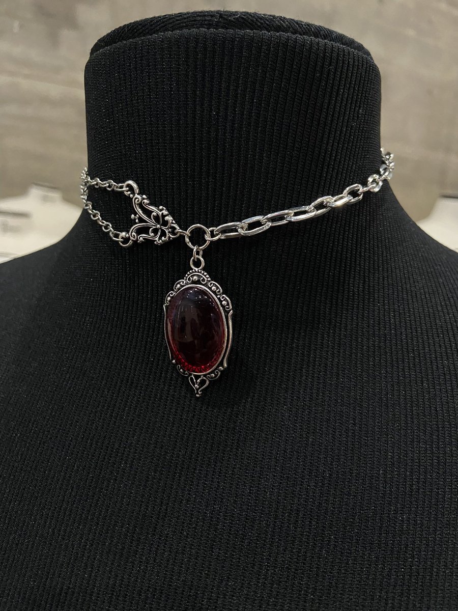 assinadowitch's tweet image. Eae galerinha do mau e muts trevosos! Sabiam que eu faço uns acessórios com uma pegada totalmente alternativa? Pois bem, minha marca se chama APARTAMENTO 6-1 (meia um) IG: @http.apt61 | Ajudem uma pobre artesã emo a chegar em outros emos-góticos-punks-grunges-e-cacetada 👉🏻👈🏻