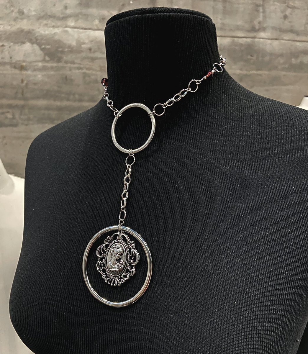 assinadowitch's tweet image. Eae galerinha do mau e muts trevosos! Sabiam que eu faço uns acessórios com uma pegada totalmente alternativa? Pois bem, minha marca se chama APARTAMENTO 6-1 (meia um) IG: @http.apt61 | Ajudem uma pobre artesã emo a chegar em outros emos-góticos-punks-grunges-e-cacetada 👉🏻👈🏻