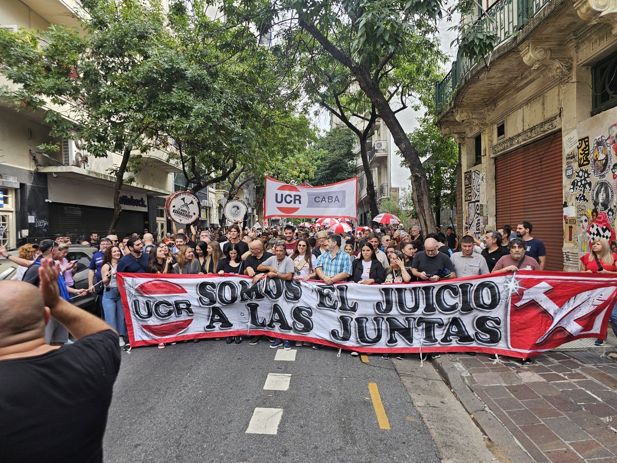 Somos la vida, somos la paz, somos el juicio a las juntas militar.

#NuncaMas