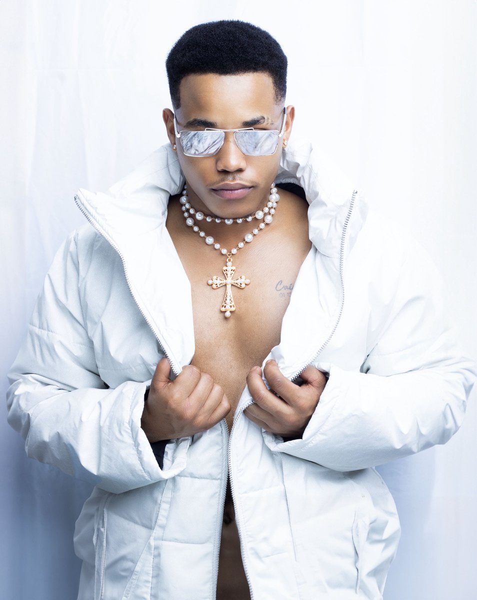 Azari_London's tweet image. 𝕿𝖍𝖊 𝖈𝖍𝖎𝖑𝖑 
Even though it's spring 💐I had to bring the cold back more time! ❄️

Model: @deeloncai 
Creat. dir/Photographer: @Azari_London 
Eyewear: @versace 
Jacket: @novamen 
Camera: @canonusa 

#backtowinter❄️ #thecold #versaceeyewear #fashionnova #photoshoot #canonusa