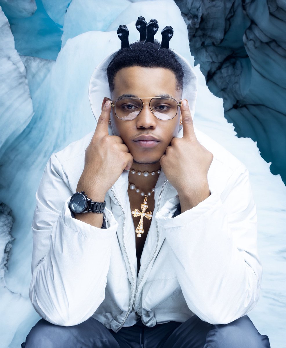 Azari_London's tweet image. 𝕿𝖍𝖊 𝖈𝖍𝖎𝖑𝖑 
Even though it's spring 💐I had to bring the cold back more time! ❄️

Model: @deeloncai 
Creat. dir/Photographer: @Azari_London 
Eyewear: @versace 
Jacket: @novamen 
Camera: @canonusa 

#backtowinter❄️ #thecold #versaceeyewear #fashionnova #photoshoot #canonusa