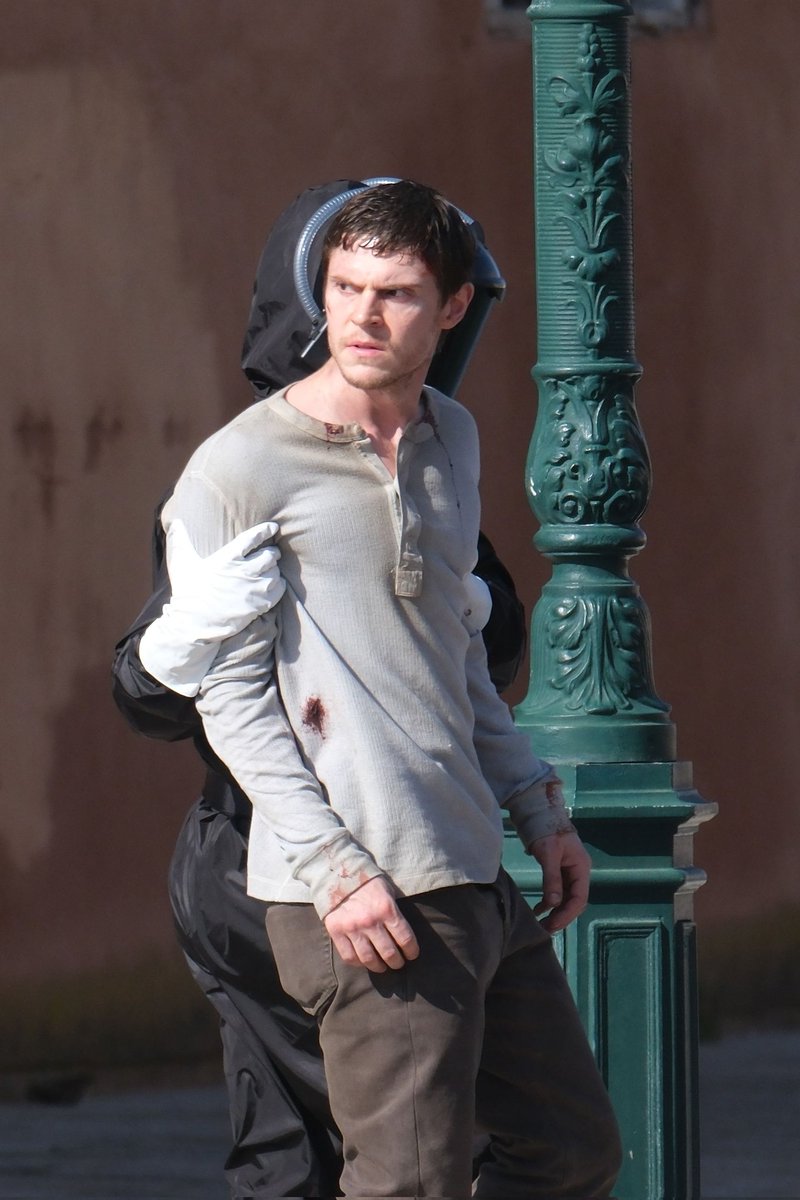 🚨🚨🚨 CONTÉM SPOILER! 
+ 24UHQs do Evan Peters gravando a série "The Beauty" em Venice, 24/03! 📸 Acesse todas as fotos: evanpetersbr.com/galeria/thumbn…