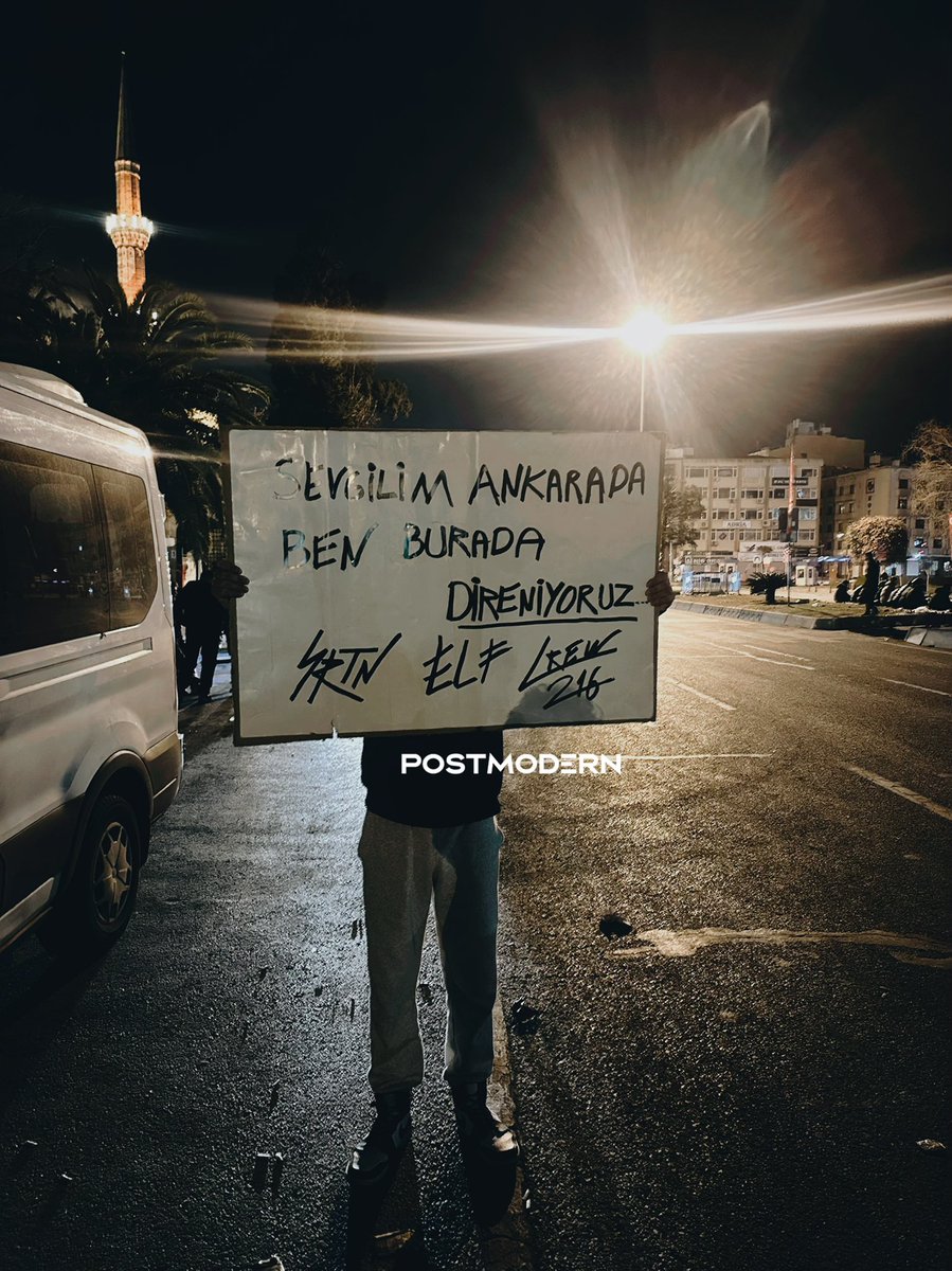 postmodeernx's tweet photo. sevgilisi ankara’daymış, bizi de takip ediyormuş az önce çektik. ankara’ya selam! 🤙🏻 03:15, saraçhane https://t.co/lxnTkxSgnt