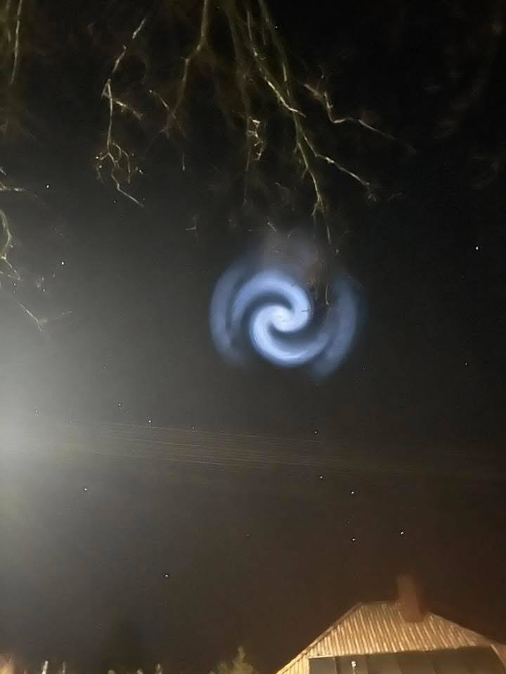 KL_Videos's tweet photo. Distintos medios reportan la aparición de un asombroso espiral luminoso en los cielos de Europa
#ALERTA #URGENTE #ULTIMAHORA #BREAKING https://t.co/khouJX1b40