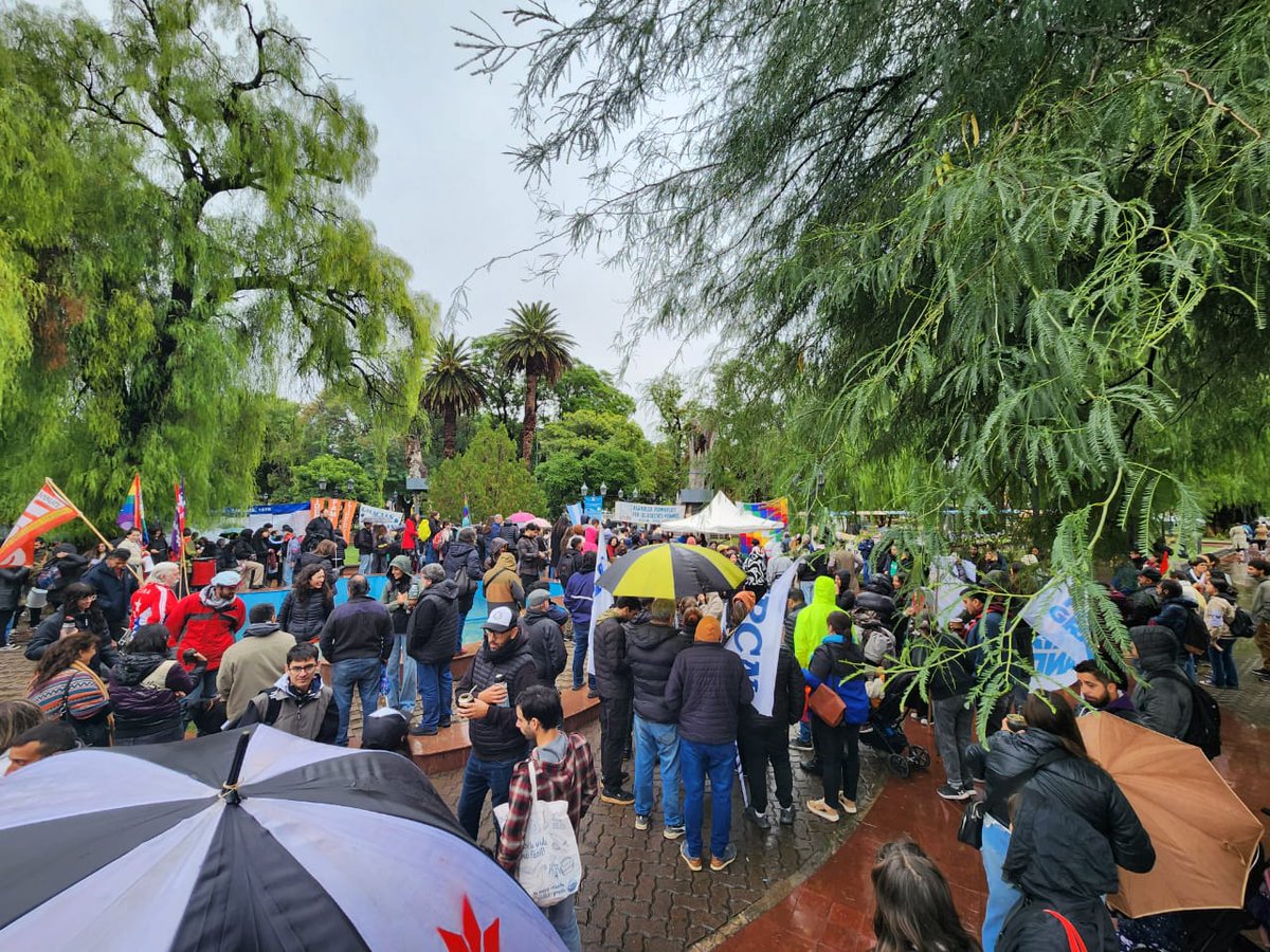 chapasanluis's tweet photo. #LaMemoriaMarcha

💪 Desde UPCN Seccional San Luis nos movilizamos por la Memoria, la Verdad y la Justicia.

✌️🇦🇷 En defensa de la memoria de los 30.000 compañerxs desaparecidxs presentes y por la construcción de un modelo de país con #JusticiaSocial

#Son30Mil #24DeMarzo https://t.co/pLjnNtN7MM