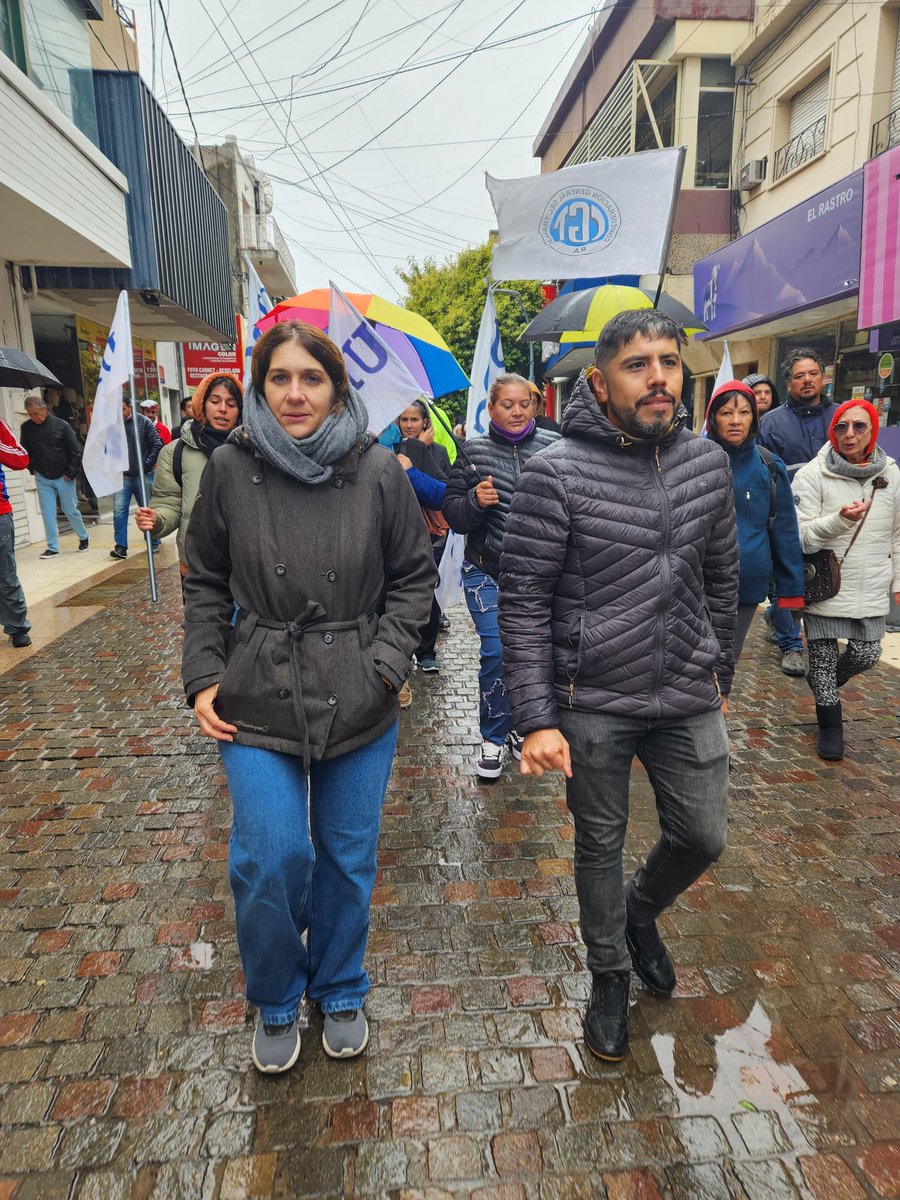chapasanluis's tweet photo. #LaMemoriaMarcha

💪 Desde UPCN Seccional San Luis nos movilizamos por la Memoria, la Verdad y la Justicia.

✌️🇦🇷 En defensa de la memoria de los 30.000 compañerxs desaparecidxs presentes y por la construcción de un modelo de país con #JusticiaSocial

#Son30Mil #24DeMarzo https://t.co/pLjnNtN7MM