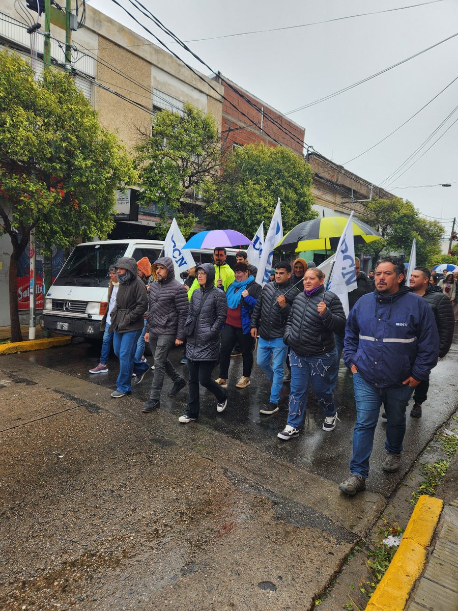 chapasanluis's tweet photo. #LaMemoriaMarcha

💪 Desde UPCN Seccional San Luis nos movilizamos por la Memoria, la Verdad y la Justicia.

✌️🇦🇷 En defensa de la memoria de los 30.000 compañerxs desaparecidxs presentes y por la construcción de un modelo de país con #JusticiaSocial

#Son30Mil #24DeMarzo https://t.co/pLjnNtN7MM