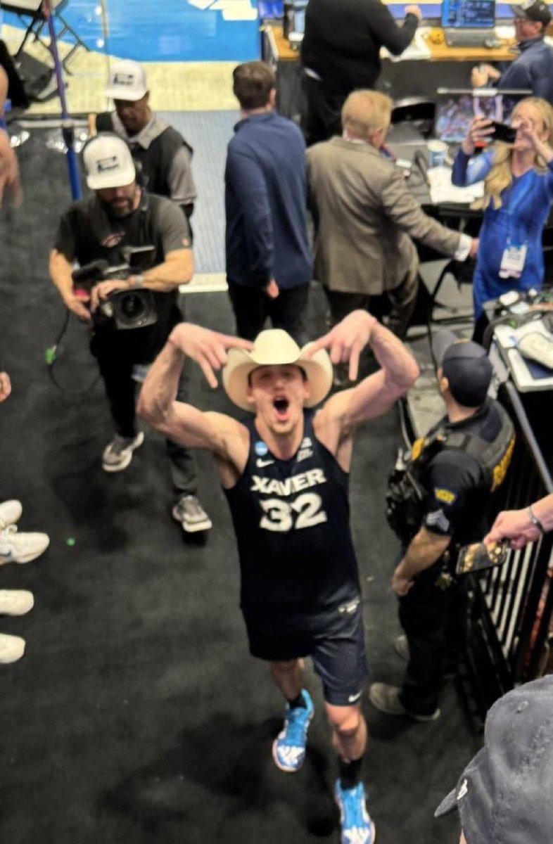 BracketNky's tweet image. The whole Sean Miller to Texas thing is made so much funnier by pictures/celebrations like these. 

Just comedy Texas didn’t beat them &amp;amp; then they took X’s coach😂😂