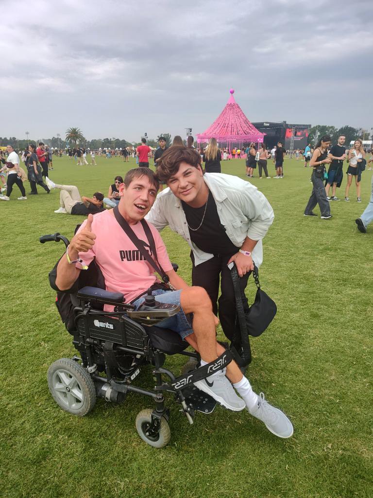 Hola acá la foto con Rami! Jamás le niego la foto a nadie! Es más ese día fui a trabajar al lolla y estaba llegando tarde a la acción por la cantidad de gente que saludé en el camino! 🤍  gente buena vibra y que entiende los amo ! 🤍