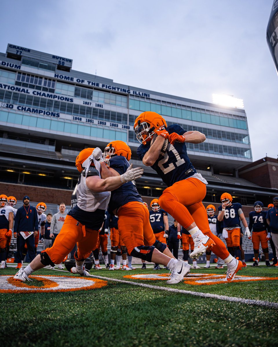 IlliniFootball's tweet photo. Back under the lights https://t.co/G4sfwWkUXi