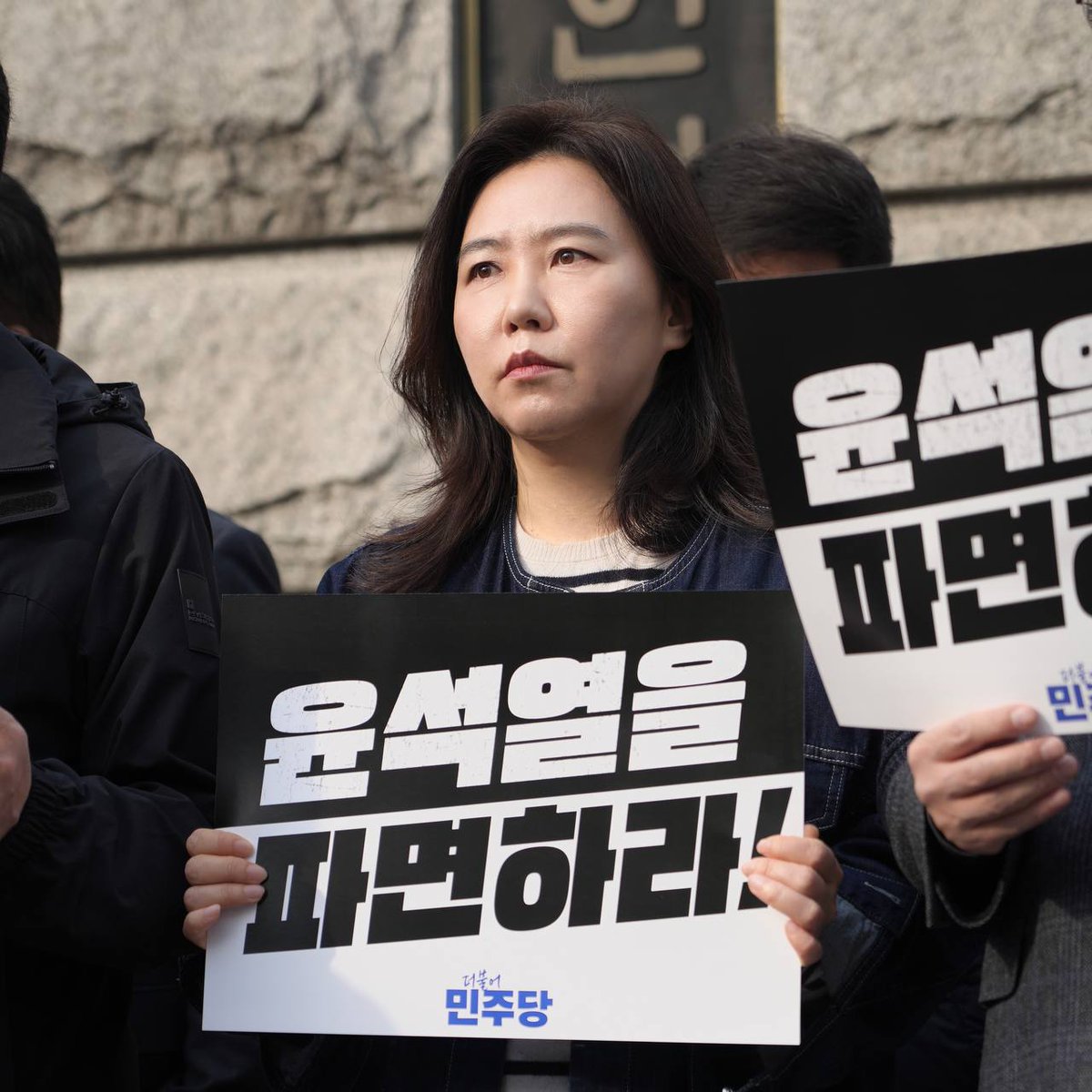 헌재를 불지르자고 했습니다.
문형배 재판관을 과녁 삼아 조리돌림 했습니다.
헌재를 가루로 만든다고 했습니다.
살인예고도 했습니다.
그랬더니 헌법재판관들이
협박범의 요구를 하나둘씩 들어줬습니다.

우는 아이 젖 주는 게 아니라
칼 들고 강도 짓 하려니 다 내 주려는 꼴입니다.

그런데 그