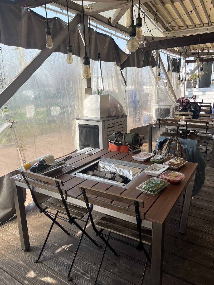 日曜日は会社のみんなでBBQ
最高の天気☀️
ソファーかと思ったらテーブルだった😁