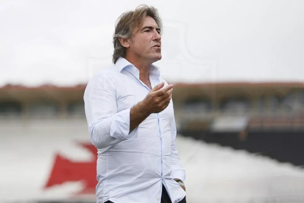 futebol_info's tweet photo. Em entrevista ao canal Expresso 1923, Ricardo Sá Pinto, técnico do Vasco em 2020, fala sobre dificuldades financeiras no clube e revela que um jacaré comeu a pata de um cachorro no CT:

"Eu não sou milagreiro, não posso fazer as coisas sozinho. Eu não tinha dinheiro para pintar o campo do CT. Nem para tomar um pequeno almoço. Havia garotos sem dinheiro para comer. Eu não recebi nenhum salário em 4 ou 5 meses. Alguém viu eu reclamar de alguma coisa?"

"E sucuri? O campo não era tapado como está hoje. Tem várias histórias. Tínhamos um cachorrinho que estava lá todas as manhãs. No dia seguinte, estava sem uma pata. O que aconteceu? Uma bola caiu lá atrás, ele foi atrás da bola, e o jacaré roubou-lhe a pata."

🗞 @geglobo 
📸 Rafael Ribeiro/CRVG