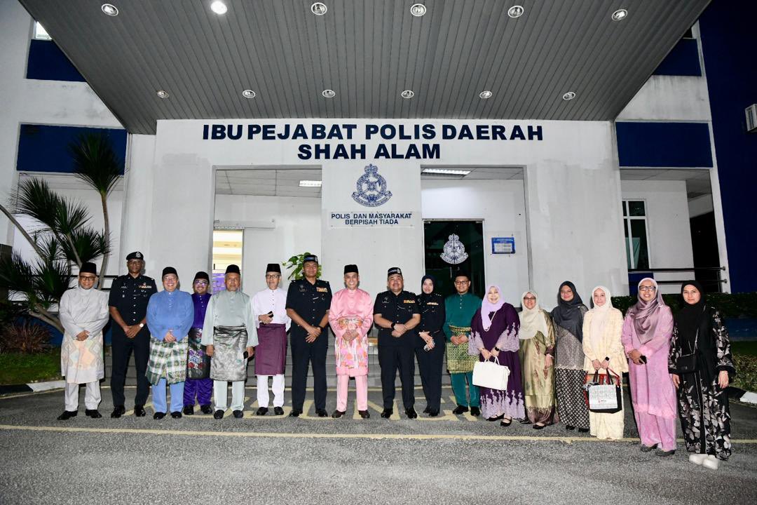 MohdShukriYajid's tweet photo. Delighted to join the Majlis Iftar &amp; Sumbangan @YayasanMSU to IPD Shah Alam’s B40 &amp; needy community with Deputy OCPD Shah Alam, Supt Ramsay Anak Embol. Contributed to B40 families &amp; those in need as part of the #IhyaRamadan2025 program. #RamadanShare @MSUmalaysia #MSUsdg https://t.co/yNZQuNGXIB