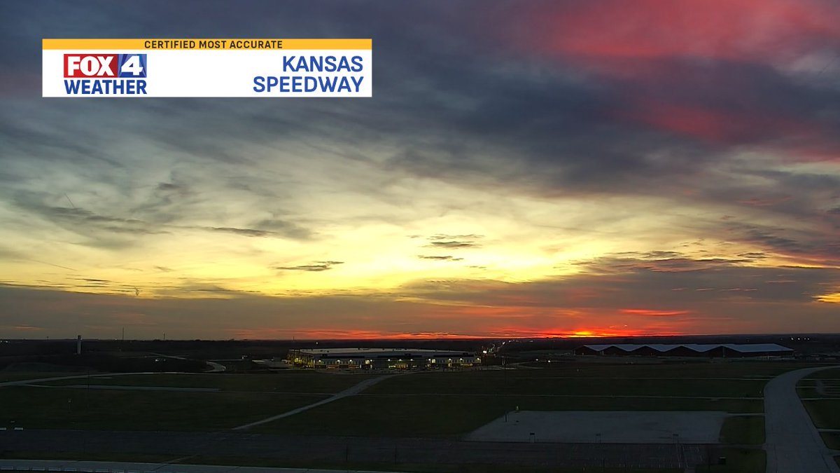 fox4wx's tweet image. Mentioned this evening a nice sunset with some clearing...and boom! #sunsetalert #fox4kc #mowx #kswx #kcwx