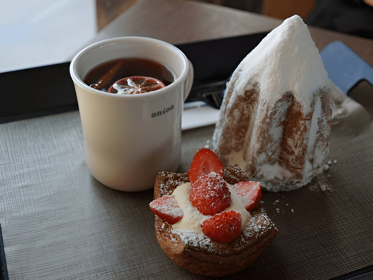 koreaspectrum's tweet photo. Café Onion Anguk is a must-visit spot in Seoul! With its beautiful hanok-style design, cozy vibes, and delicious pastries, it's perfect after exploring Bukchon Hanok Village. ☕🏡
Read more: https://t.co/sLfqMQ4yV3
#korea #K_cafe #K_food https://t.co/2fLdFofEuD