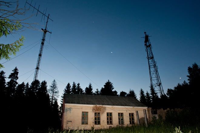 OddMediaOM's tweet photo. For decades, the shortwave radio station UVB-76 has broadcast an eerie, repetitive buzzing sound—occasionally interrupted by cryptic Russian voice messages. Some say it’s a military command system, others claim it’s a Cold War relic but No one knows for sure. #NumbersStation https://t.co/Q4TgvjV1Ns
