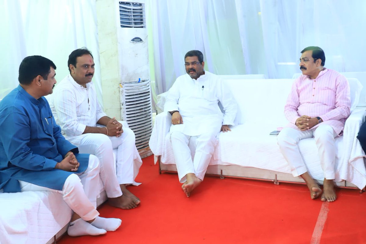केन्द्रीय मंत्री श्री धर्मेन्द्र प्रधान जी के पूज्य पिताश्री पूर्व केन्द्रीय मंत्री स्व.श्री देवेन्द्र प्रधान जी के निधन पर उनके निवास पर जाकर श्रद्धासुमन अर्पित किए। 

ईश्वर दिवंगत आत्मा को अपने श्रीचरणों में स्थान दें और परिवार को इस कठिन समय में संबल प्रदान करे।