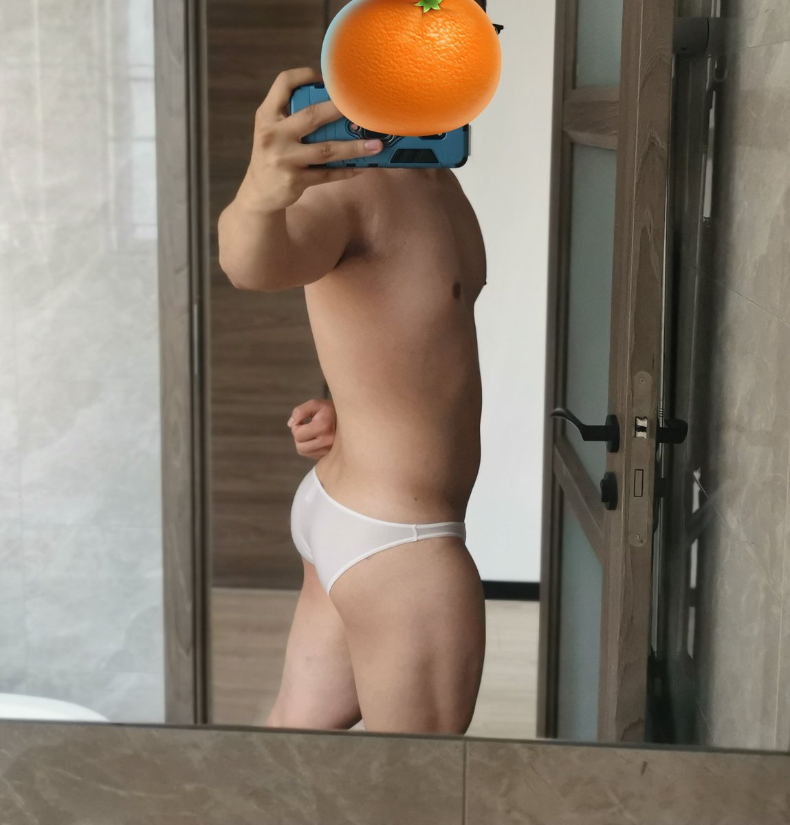 大半年没发推了，因为这大半年谈了算是真正的第一个对象吧。因为对象对这些不怎么感兴趣，所以我也就没啥动力拍。现在和平分手了，又恢复单身。#内裤控 #Underwear