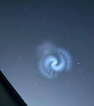 TuiteroSismico's tweet photo. Esta noche en Europa se avisto un extraño espiral en el cielo ! https://t.co/GggYBtzP8Z