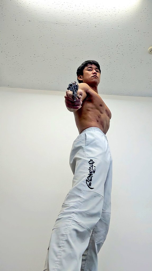 ganbarimuscle's tweet photo. 筋肉✕銃

#正義のフリー素材 No.350 https://t.co/Qrs59iVcIl