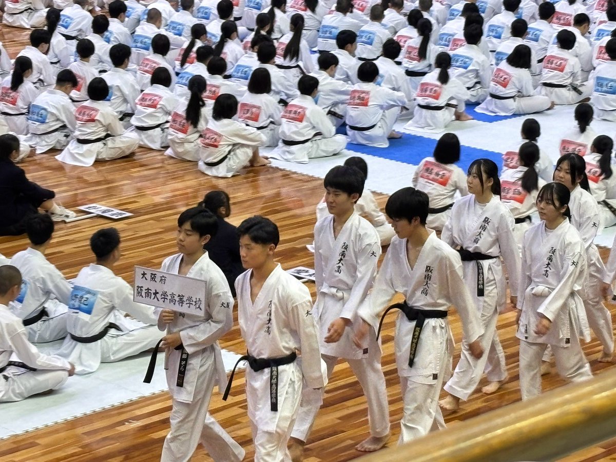HDKkarateTeam's tweet photo. 3/24-3/27全国選抜大会に参加しております。昨日は組み合わせ抽選と開会式が行われました❗️
本校は明日3/26に女子はT7で10:55より、男子はT3で11:10頃よりそれぞれ団体組手競技が開始されます！
応援よろしくお願いします🥋
【女子】
https://t.co/tPXR3DmfBr
【男子】
https://t.co/HcbYEAcHiO https://t.co/b2VhKeq1TO