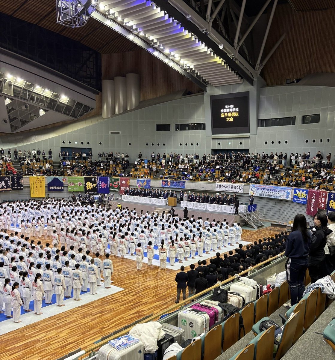 HDKkarateTeam's tweet photo. 3/24-3/27全国選抜大会に参加しております。昨日は組み合わせ抽選と開会式が行われました❗️
本校は明日3/26に女子はT7で10:55より、男子はT3で11:10頃よりそれぞれ団体組手競技が開始されます！
応援よろしくお願いします🥋
【女子】
https://t.co/tPXR3DmfBr
【男子】
https://t.co/HcbYEAcHiO https://t.co/b2VhKeq1TO