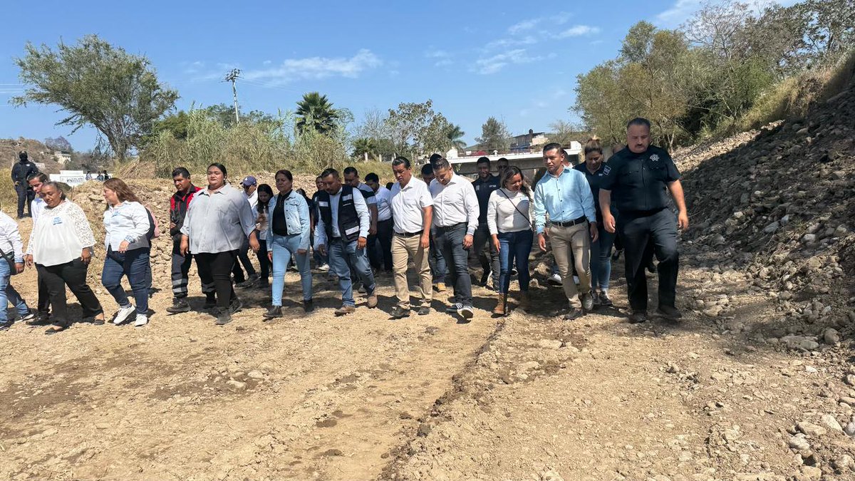 FelipeHdezEmig's tweet photo. El Ayuntamiento Municipal de Chilapa de Álvarez, a través de la Secretaría de Desarrollo Urbano y Obras Públicas, da el banderazo de inicio a la Campaña de Desazolve del Río Ajolotero.

No tires basura al río ni a sus alrededores.
 comunidad. https://t.co/YrrgUfpfnr