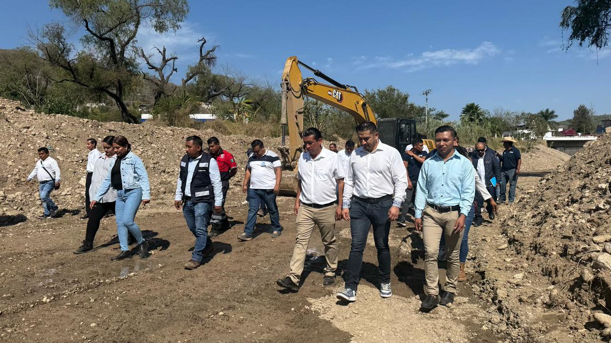 FelipeHdezEmig's tweet photo. El Ayuntamiento Municipal de Chilapa de Álvarez, a través de la Secretaría de Desarrollo Urbano y Obras Públicas, da el banderazo de inicio a la Campaña de Desazolve del Río Ajolotero.

No tires basura al río ni a sus alrededores.
 comunidad. https://t.co/YrrgUfpfnr