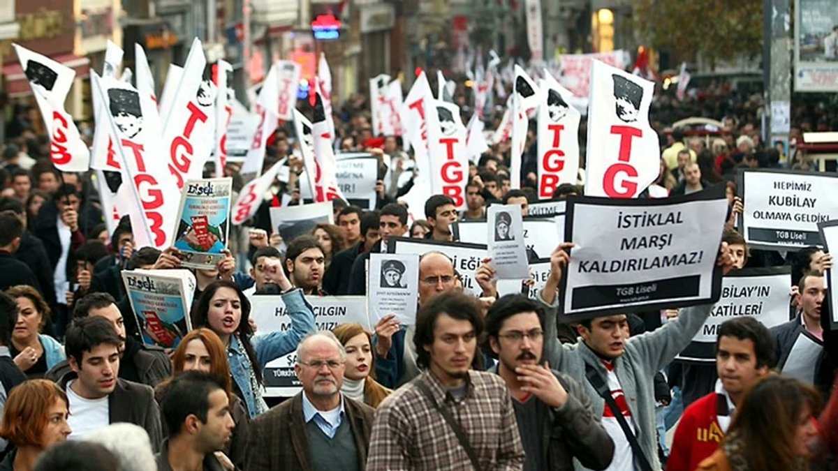 İmamoğlu’na yapılan operasyonun ardından polisle karşı karşıya gelen gruplar ile Gezi gençliğinin arasında ideolojik bir fark var. Gezi’de kitlenin önünde TGB vardı, gerçekten devrimci ve sosyalist partiler ile gruplar vardı. +