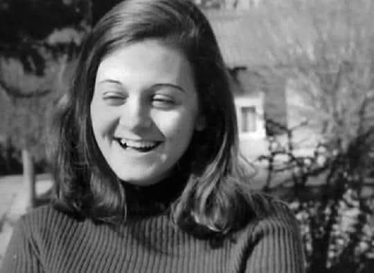 “Polvo de estrellas”
—Son las 5 de la tarde —me dijo Ana casi susurrando.
—¿Cómo sabés? —le pregunté desde la celda de al lado.
—Por la proyección del sol en la pared. Se forma un ángulo, y por trigonometría, mido el seno y el coseno; así lo puedo calcular. Estudio Astronomía.