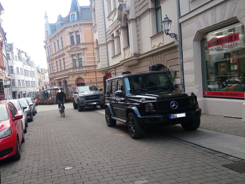 Kleine #Ulrichstraße, #Altstadt, <a href="/stadt_halle/">Stadt Halle (Saale)</a> 

#nurmalkurz was erledigen.
Die müssen bestimmt drei Kühlschränke, ein Klavier und  zehn Paletten Steine transportieren, und gleichzeitig noch fünf gebrechliche Omas zum Arzt bringen.

#Autoposer
#SUV
#Verkehrswende