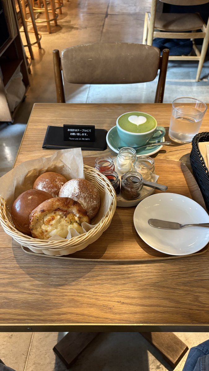 uryo1112's tweet photo. 目黒のパン屋さんのモーニングが800円でパン4つとジャム5種類ついて天国なう https://t.co/SreX0MG9jV
