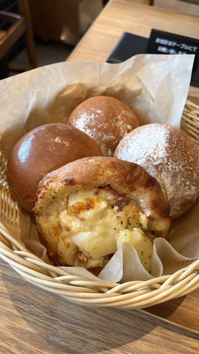 uryo1112's tweet photo. 目黒のパン屋さんのモーニングが800円でパン4つとジャム5種類ついて天国なう https://t.co/SreX0MG9jV
