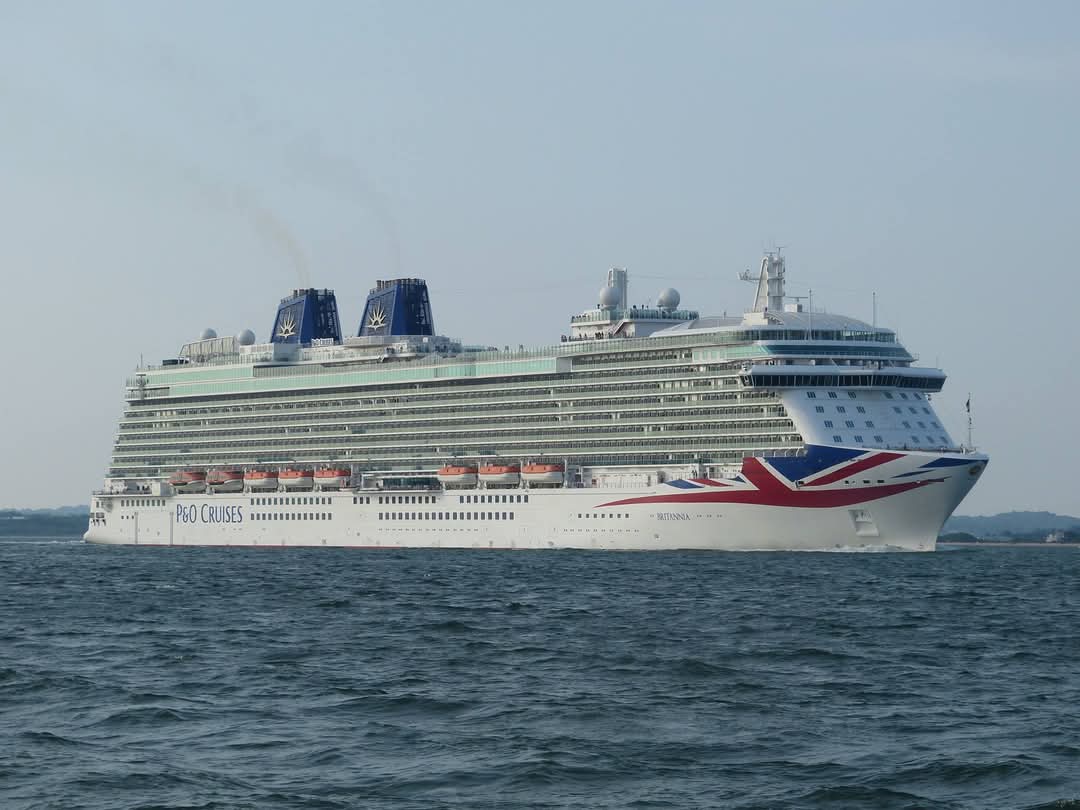 nauticallyspeak's tweet photo. #ThrowbackTuesday - @pandocruises flagship passing us at Calshot 29th May 2016. 🚢📸🇬🇧
#pandocruises #britannia #calshot #may2016 #cruiseship #carnivalcorp #nauticallyspeaking https://t.co/pdShAd4yBy