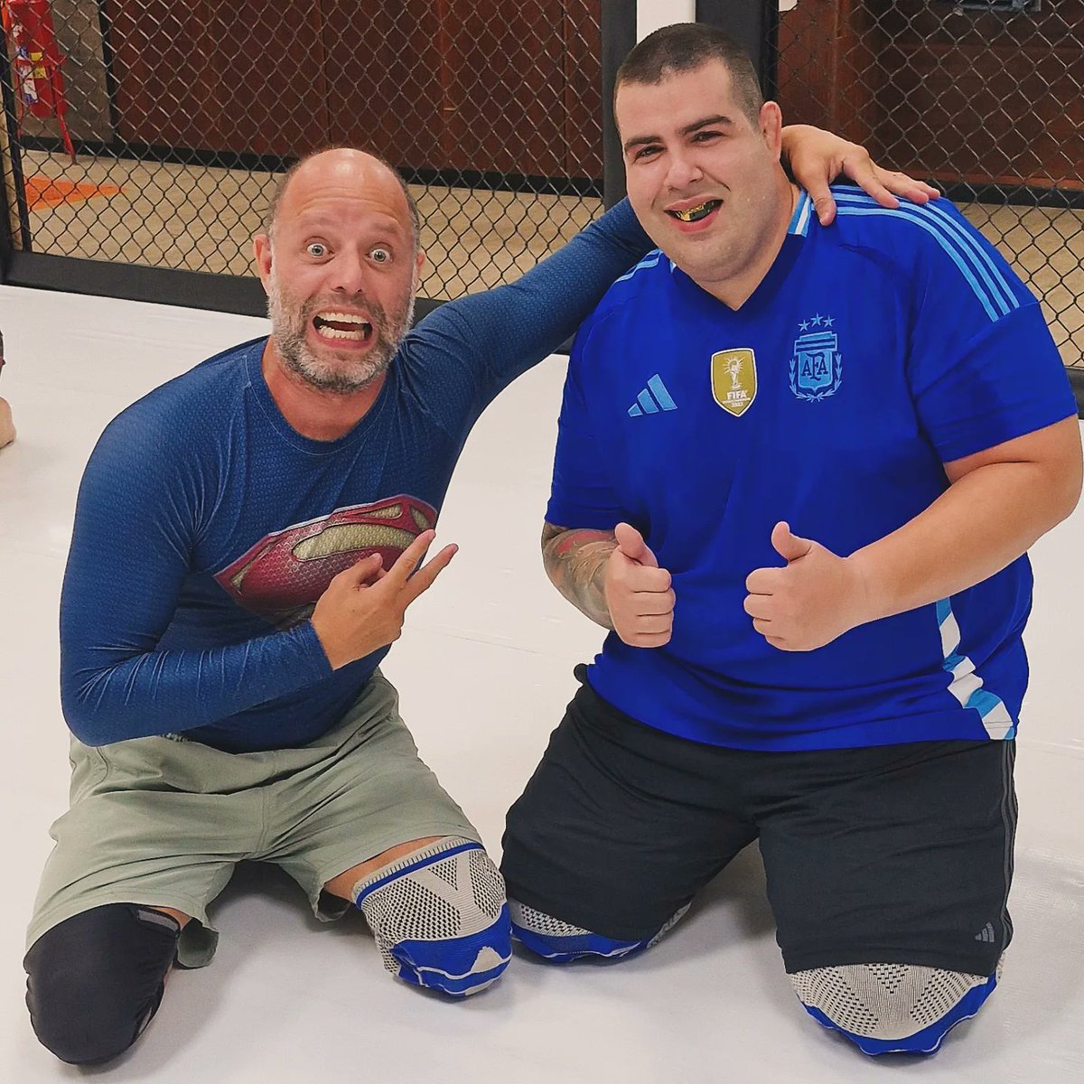 Luciandrade's tweet image. Pra variar, não fiz aquecimento, alonguei mal e porcamente, e já peguei essa &quot;criança&quot; aí no primeiro treino!
Igor Figueiredo, faixa roxa, e apenas 135 quilinhos!
😱😅😱
.

Sorte minha, q ele aliviou o VÉIO! 🤣🤣🤣
#bjj🥋 #submissiongrappling🤼‍♂️
Oss!